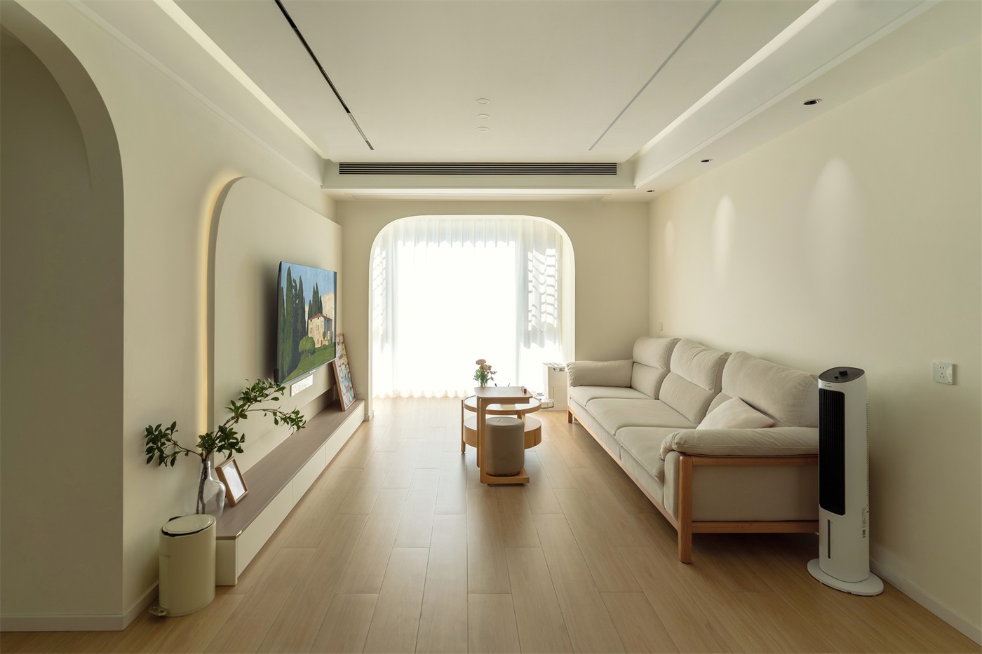 保利領(lǐng)秀廣場75平奶油風客廳裝修實景圖