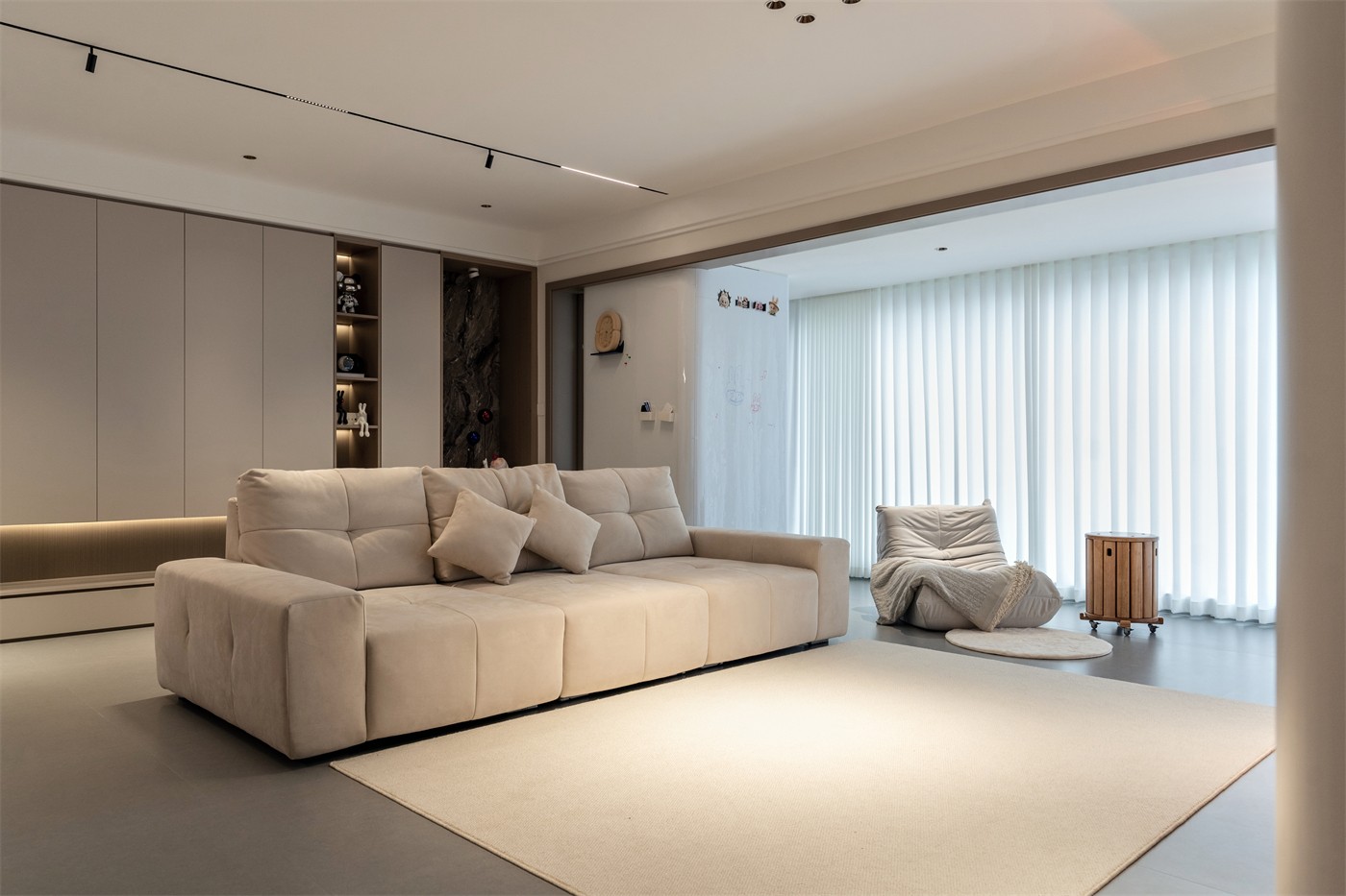 保利天悅臺(tái)143平現(xiàn)代風(fēng)格客廳裝修實(shí)景圖