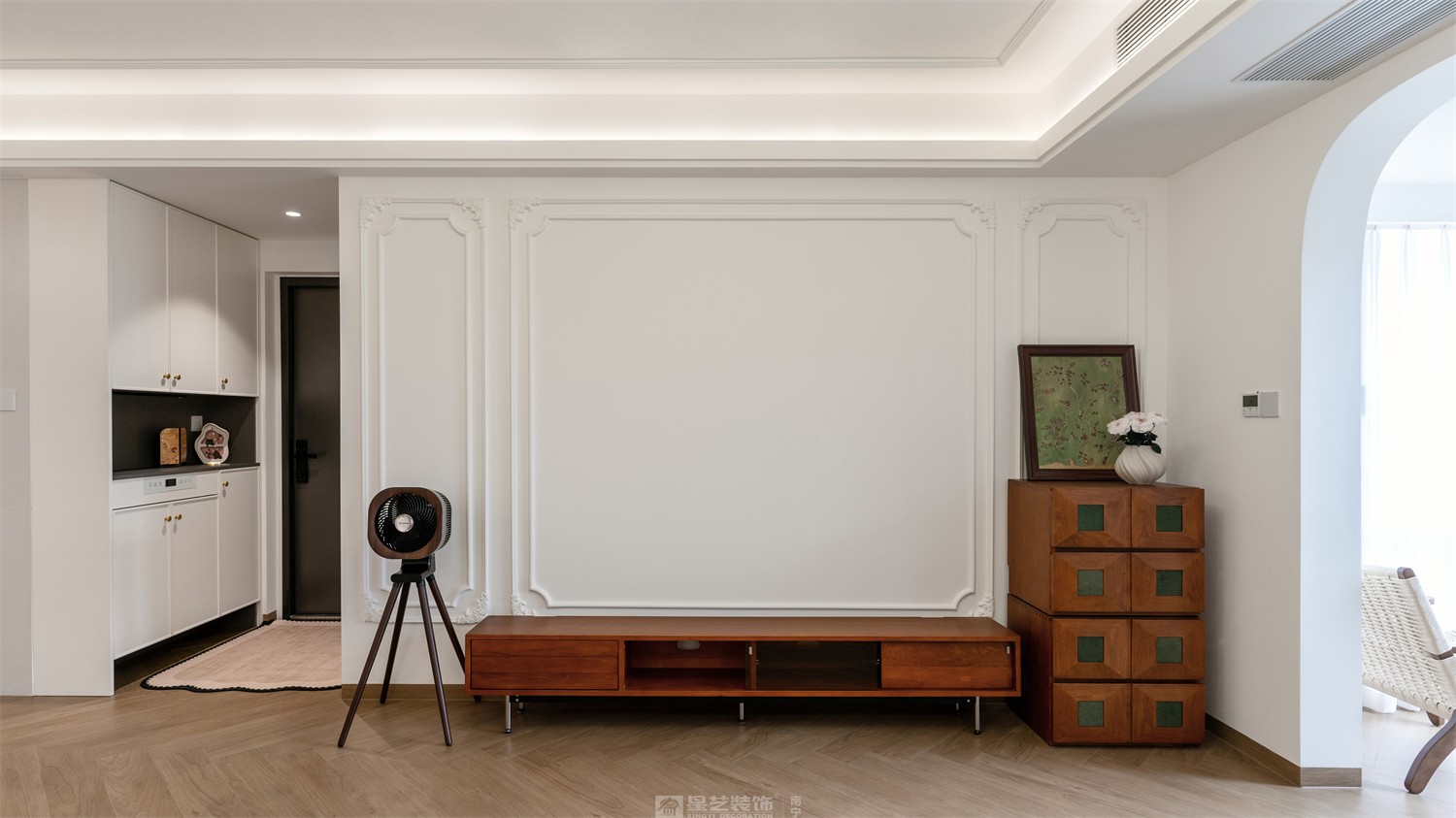 華潤中山府113平法式中古客廳裝修完工實(shí)景圖