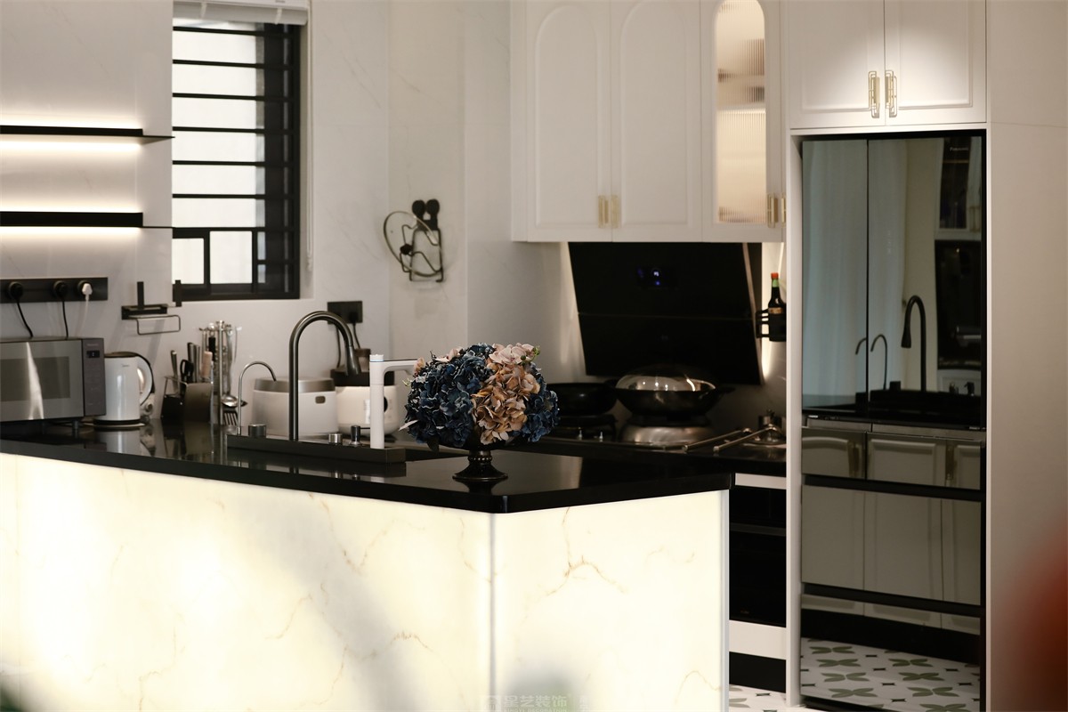 建發(fā)縵云143平法式風格廚房裝修實景圖