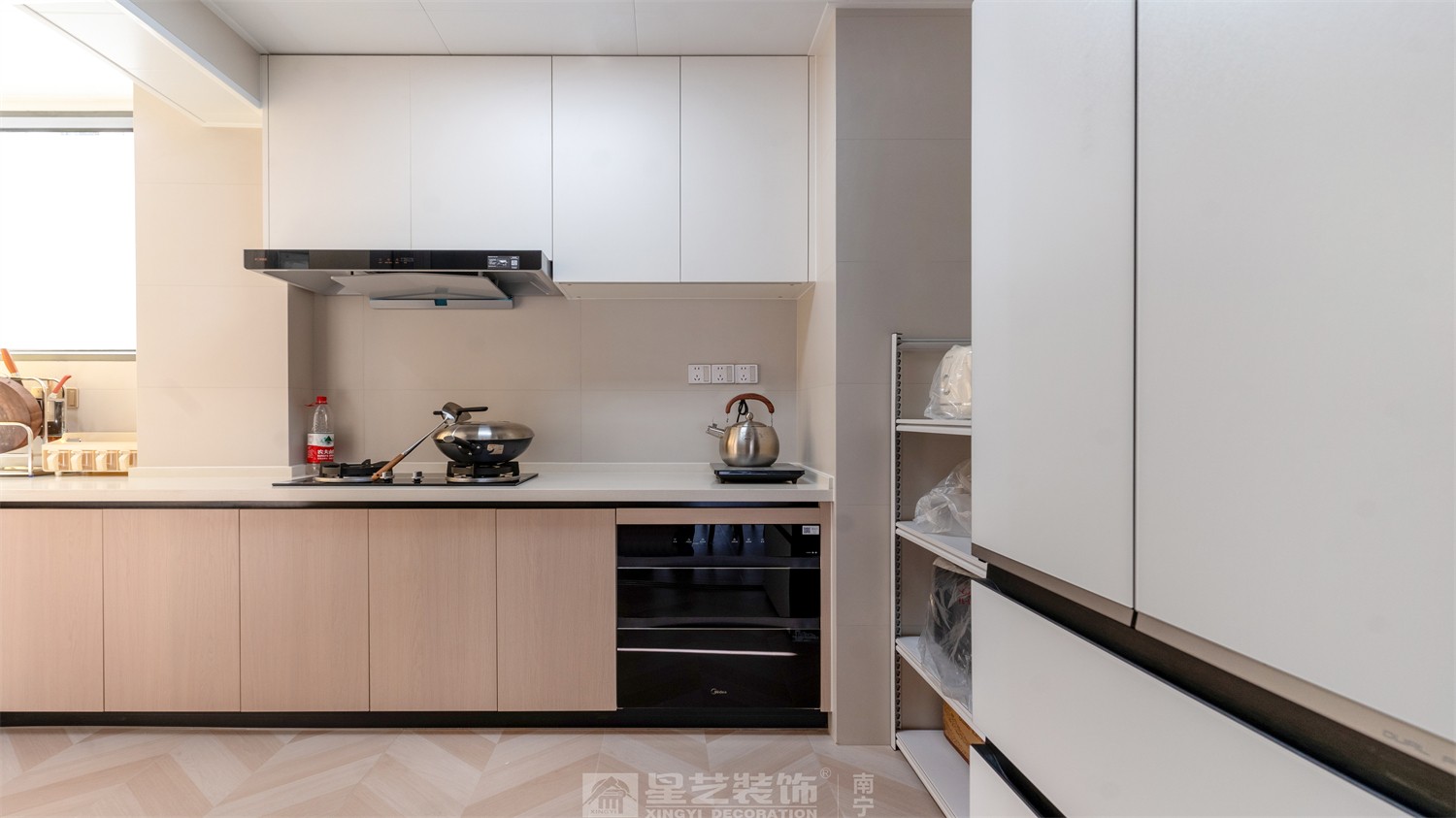 華潤西園悅府86平原木風(fēng)廚房裝修完工實景圖