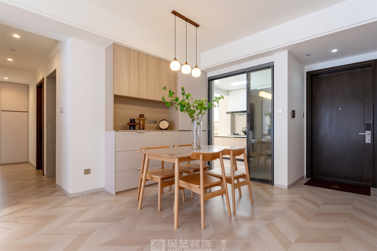 華潤西園悅府86平原木風(fēng)餐廳裝修完工實景圖