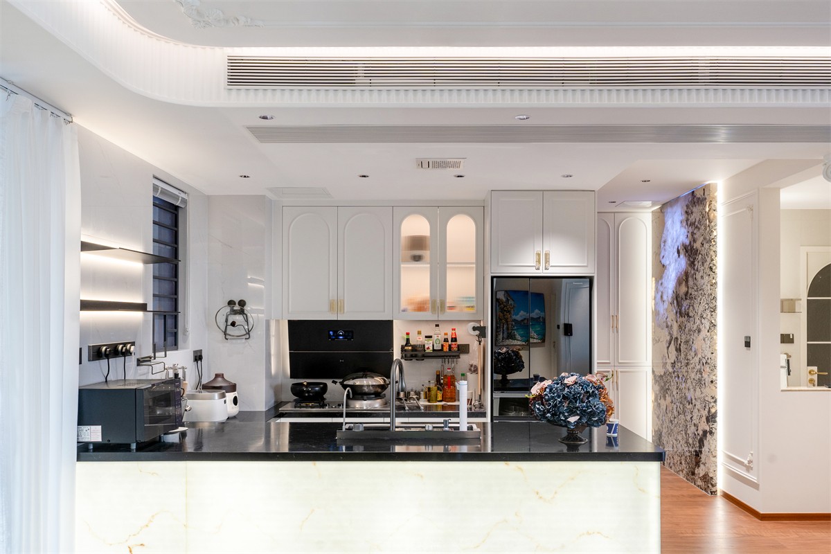 建發(fā)縵云143平法式風格廚房裝修實景圖