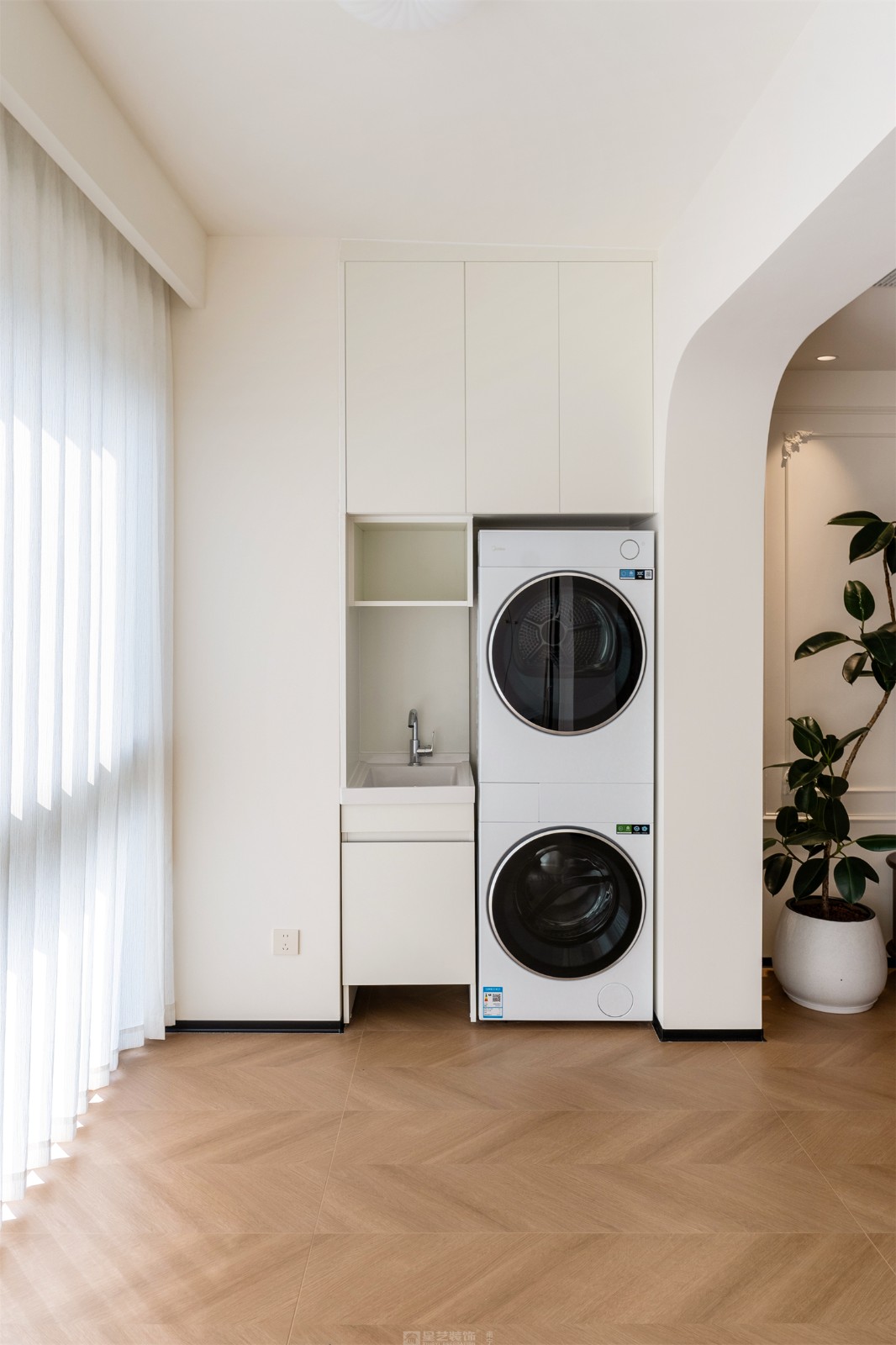 東方尊府118平中古風(fēng)陽臺裝修完工實(shí)景圖