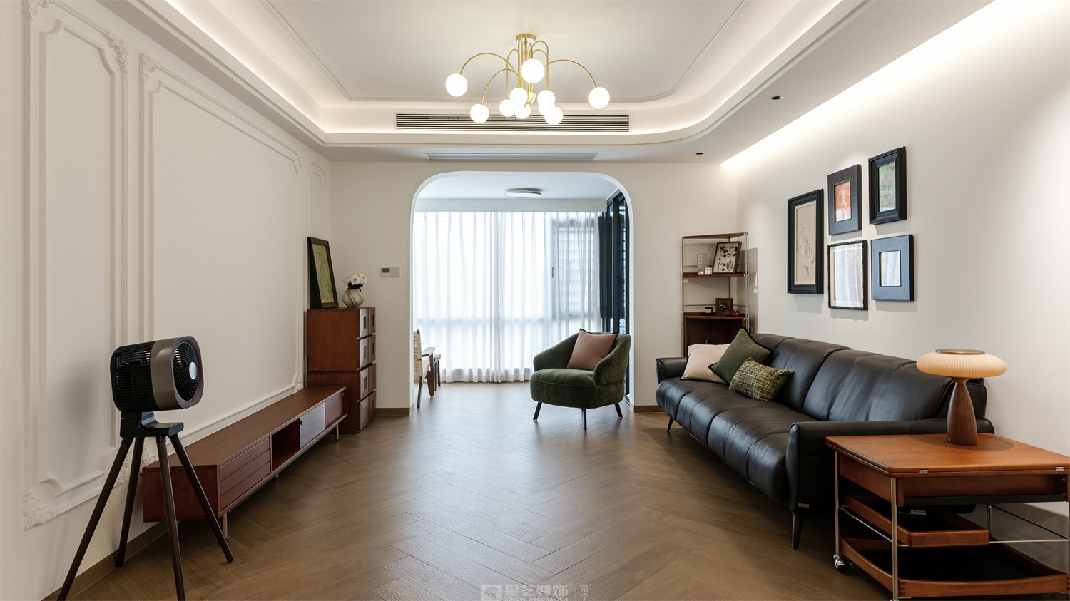 華潤中山府113平法式中古客廳裝修完工實(shí)景圖