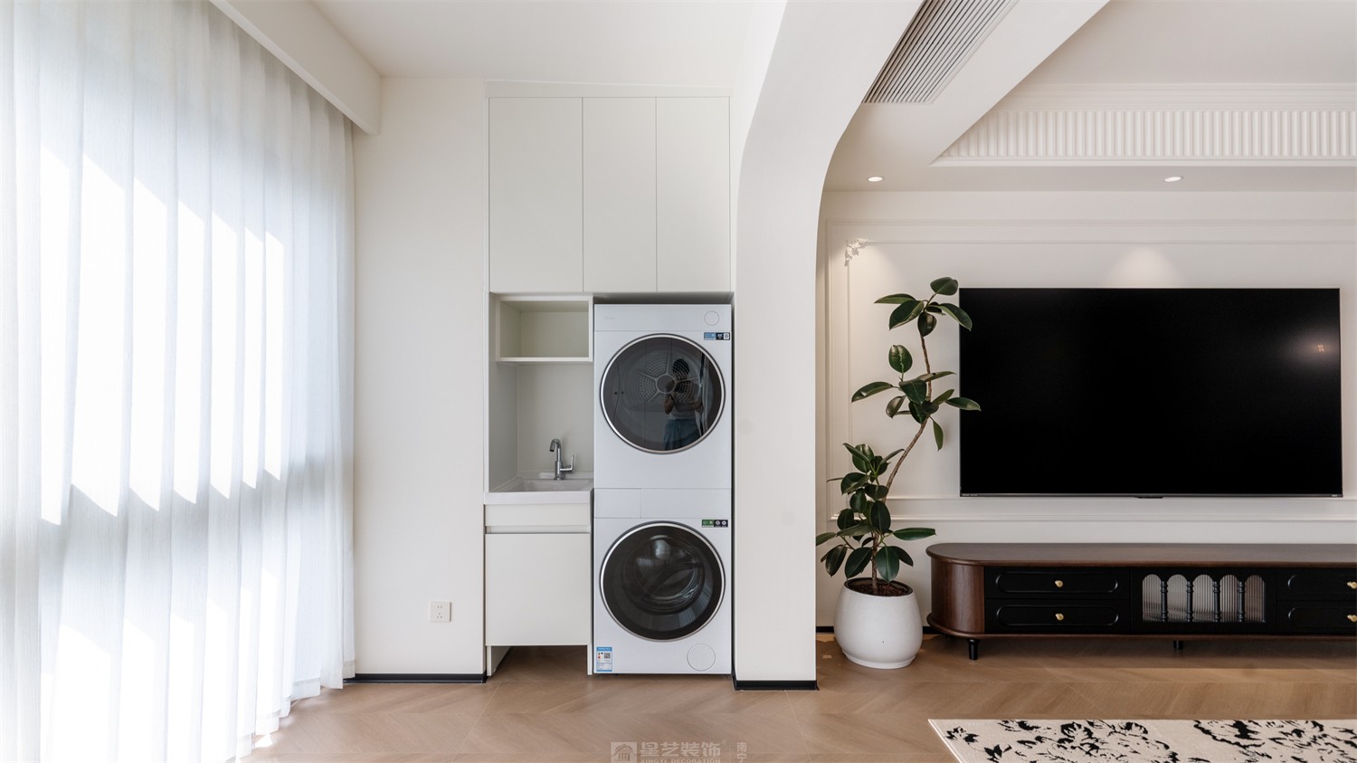 東方尊府118平中古風(fēng)陽臺裝修完工實(shí)景圖